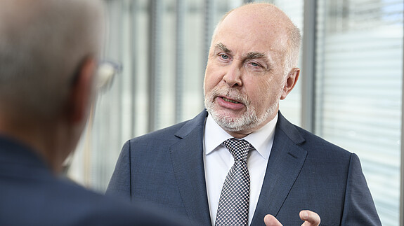 Ulrich Silberbach dbb Chef Ulrich Silberbach im Gespräch mit einer ihm gegenüber stehenden Person