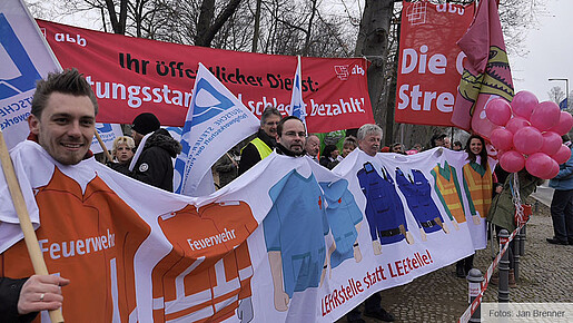 Demo beim Auftakt der Einkommensrunde 2015 Demo beim Auftakt der Einkommensrunde 2015