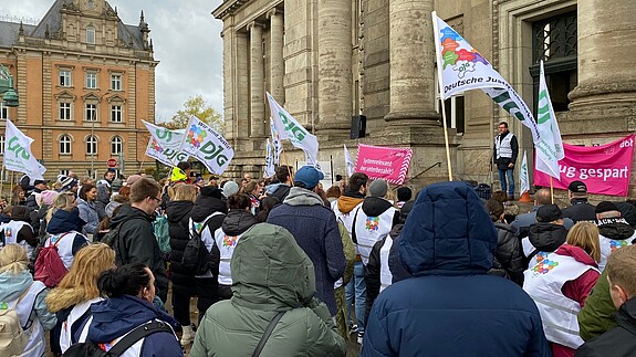 Streik der DJG LVB Hamburg vor dem Oberlandesgericht Einkommensrunde, öffentlicher Dienst, Warnstreik, Demonstration, Hamburg, dbb, Beamte, DJG, Gewerkschaft, Streik, Tarif, Politik, Arbeitgeber, Personal, Bund, Kommunen, Bundesländer, Inflation, Entgelt, Beschäftigte, Gehalt