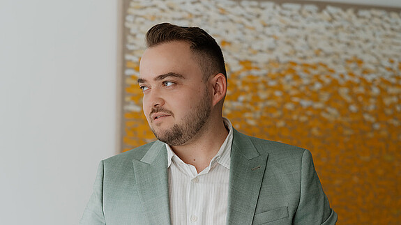 dbb jugend weist Bas-Vorschlag zur Rente entschieden zurück Foto zum Thema "Beamte Rentenversicherung": Zu sehen ist eine Porträtaufnahme von Matthäus Fandrejewski, dem Vorsitzenden der dbb jugend, der zur aktuellen Debatte Stellung bezieht.