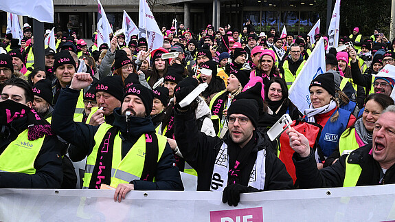 Warnstreik in Nürnberg - 20.2.2025 Das Foto zeigt die Warnstreik-Demo am 20.2.2025 vor der Bundesagentur für Arbeit in Nürnberg.