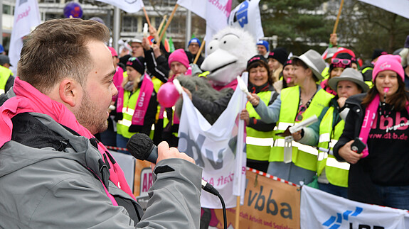 Einkommensrunde Öffentlicher Dienst Bund und Kommunen 2023 Einkommensrunde Öffentlicher Dienst Bund und Kommunen 2023 Protest vor der zweiten Verhandlungsrunde in Potsdam