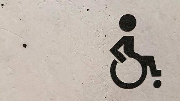 Aktuelles für Schwerbehindertenvertretung und Personalrat Das Foto zeigt ein Rollstuhlfahrer-Symbol.