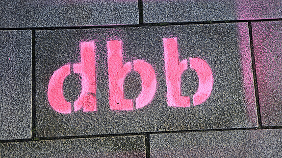 dbb-Schriftzug - dbb beamtenbund und tarifunion Das Foto zeigt den Schriftzug "dbb".