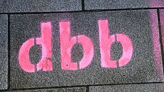 dbb-Schriftzug - dbb beamtenbund und tarifunion Das Foto zeigt den Schriftzug "dbb".