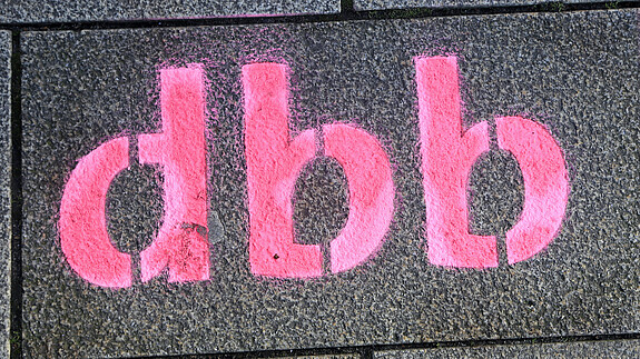 dbb-Schriftzug - dbb beamtenbund und tarifunion Das Foto zeigt den Schriftzug "dbb".