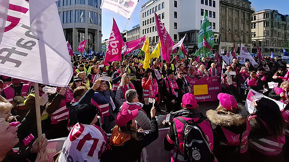 Wertschätzung muss auch im Geldbeutel ankommen Das Foto zeigt die Demo des dbb zur EKR 2025 in Hannover.