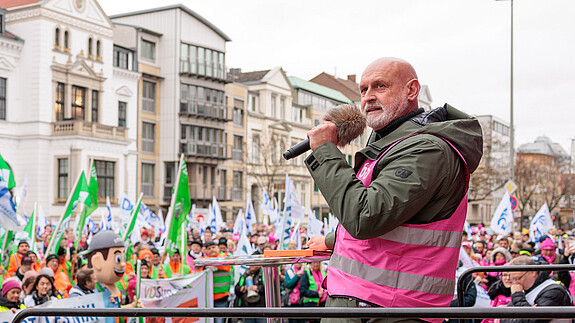 10,5 Prozent mehr Einkommen, mindestens jedoch 500 Euro – das ist die Kernforderung des dbb für die Beschäftigten im öffentlichen Dienst. Beamtenbund, DBB, Demonstration, Deutscher Beamtenbund, Finanzministerium, Fotoauftrag, Gewerkschaft, Hannover, Streik, Tarifverhandlungen