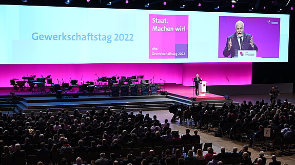 Ulrich Silberbach dbb Chef Ulrich Silberbach bei seiner Rede auf der Öffentlichen Veranstaltung des dbb Gewerkschaftstag 2022