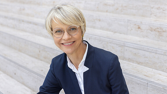 Schulministerin Feller fordert weniger Bürokratie und mehr Handlungsspielraum Das Foto zeigt Dorothee Feller, Schulministerin von NRW.