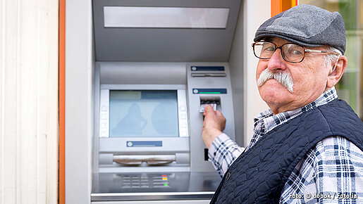 Senior am Bankautomat Senior am Bankautomat
