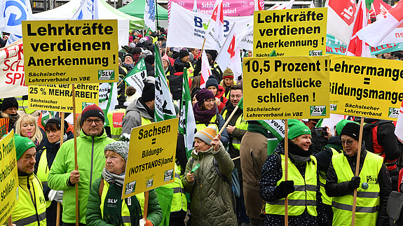 Vor Beginn der dritten Verhandlungsrunde am 7. Dezember haben Landesbeschäftigte in Dresden auf der Straße den Druck erhöht. 06.12.2023, Jahr > 2023, Ort > Europa > Deutschland > Sachsen > Dresden, Einkommensrunde 2023