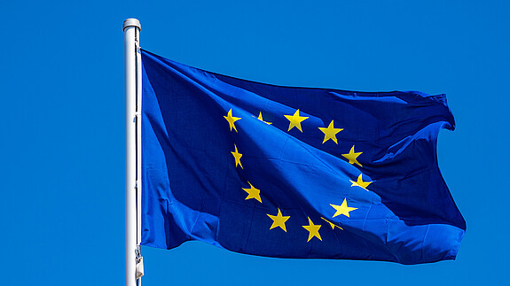 Die AG Europa informiert - Februar 2025 Das Foto zeigt eine Europaflagge, die im Wind flattert.