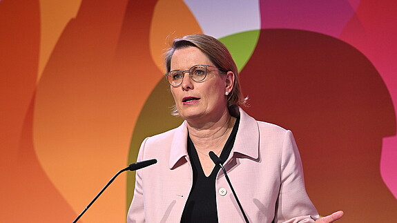 Eine Frau steht hinter einem Rednerpult und spricht in das Mikrofon. Es handelt sich um Bundesjustizministerin Dr. Stefanie Hubig.