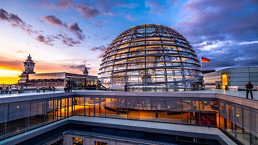 Koalitionsvertrag 2021 Kuppel des Reichstagsgebäudes in Berlin