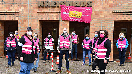 Protestaktion in Viersen Mitarbeiterinnen und Mitarbeiter der Verwaltung des Landkreises Viersen