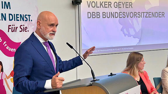 Ganz im Sinne des Grundgesetzes: Gleichberechtigung! Das Foto zeigt Volker Geyer, Bundesvorsitzender des dbb, am Rednerpult.