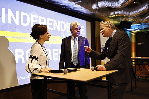 Vizepräsidentin der EU Kommission Roxana Mînzatu auf dem CESI-Kongress Vizepräsidentin der EU Kommission Roxana Mînzatu im Gespräch mit Romain Wolff und Klaus Heeger auf dem CESI-Kongress