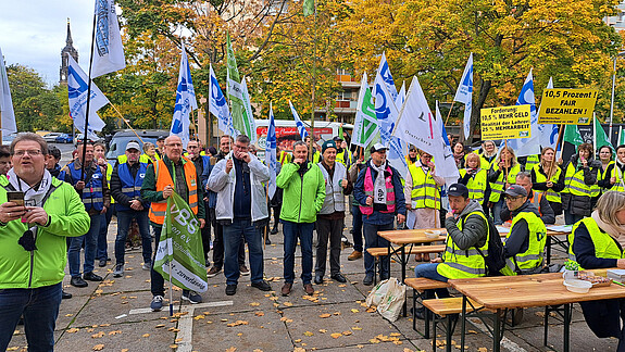 Landesbeschäftigte haben in Dresden für Bewegung in der Einkommensrunde der Länder protestiert. Landesbeschäftigte haben in Dresden für Bewegung in der Einkommensrunde der Länder protestiert.