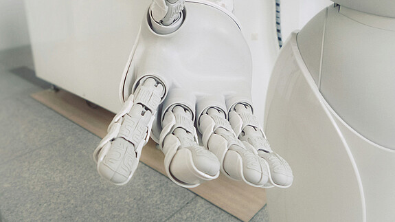 Künstliche Intelligenz Nahaufnahme einer weißen Roboterhand