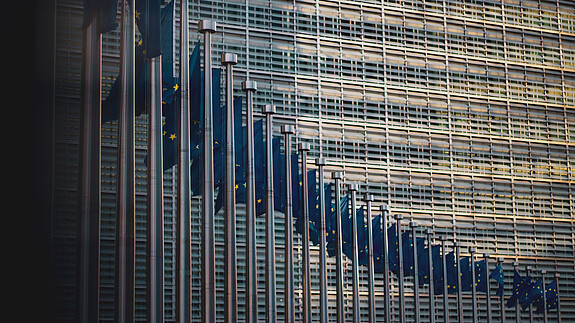 Europäische Kommission Die Europäischen Flagge ist vor der Europäischen Kommission gehisst