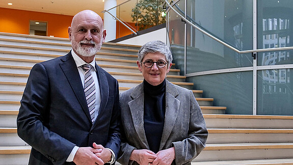 Geyer trifft Hasselmann Das Foto zeigt dbb-Chef Volker Geyer und Britta Haßelmann, Co-Fraktionschefin der Grünen im Bundestag. Beide stehen nebeneinander auf einer Treppe.