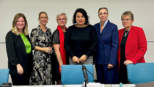 Das Gruppenfoto zeigt die Geschäftsführung der dbb frauen: Synnöve Nüchter, Tanja Küsgens, Sabine Schuhmann, Milanie Kreutz, Michaela Neersen und Elke Janßen.