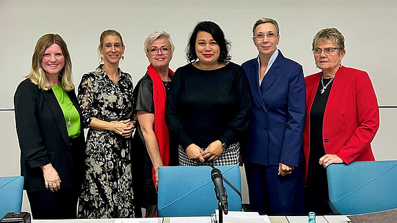 Hauptversammlung - Geschäftsführung der dbb frauen Das Gruppenfoto zeigt die Geschäftsführung der dbb frauen: Synnöve Nüchter, Tanja Küsgens, Sabine Schuhmann, Milanie Kreutz, Michaela Neersen und Elke Janßen.