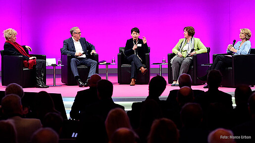 Forumsdiskussion auf der dbb Jahrestagung mit Prof. Dr. Gesine Schwan, Jasmin Arbabian-Vogel, Prof. Dr. Ute Klammer, und Thomas Eigenthaler Forumsdiskussion auf der dbb Jahrestagung mit Prof. Dr. Gesine Schwan, Jasmin Arbabian-Vogel, Prof. Dr. Ute Klammer, und Thomas Eigenthaler