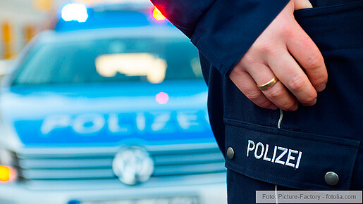Polizei Polizist vor Polizeiauto