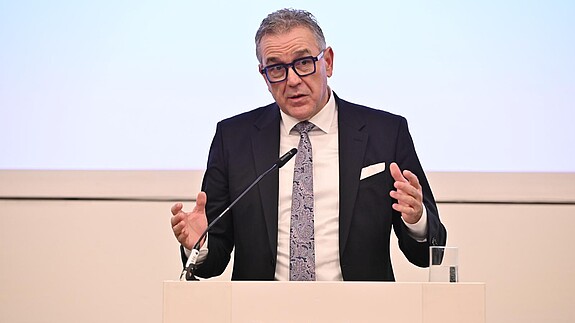 Andreas Hemsing, Fachvorstand Tarifpolitik des dbb Andreas Hemsing am Rednerpult