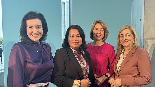 Gruppenfoto von vier Frauen, die in die Kamera schauen. Es handelt sich um dbb frauen-Chefin Milanie Kreutz, Forschungsministerin Dorothee Bär, Dr. Anja Weisgerber MdB und Gesundheitsministerin Nina Warken