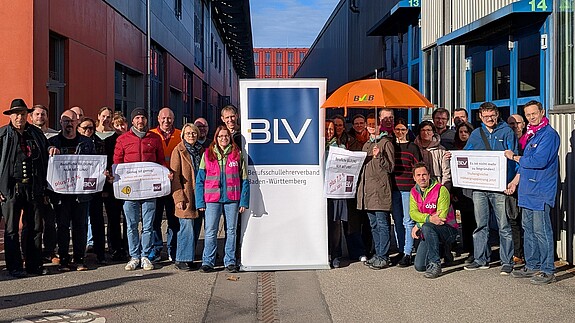 Einkommensrunde der Länder: Berufliche Bildung ist ein Standortfaktor Das Foto zeigt demonstrierende Berufsschullehrkräfte.