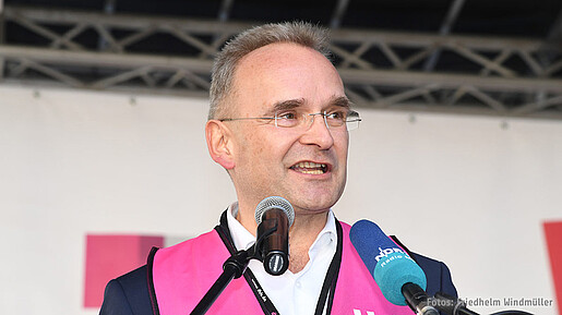 Dietmar Knecht auf der Kundgebung in Schwerin Dietmar Knecht auf der Kundgebung in Schwerin