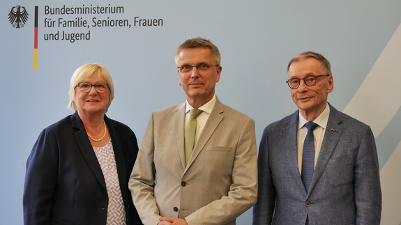 Anke Schwitzer und Hort Günther Klitzing von der dbb bundesseniorenvertretung gemeinsam mit Gastgeber Andreas Schulze.