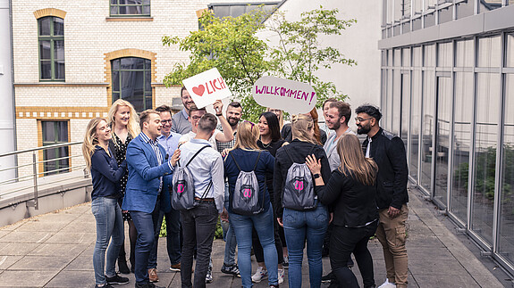 Junge Menschen eine Ausbildungsperspektive geben dbb jugend begrüßt Azubis