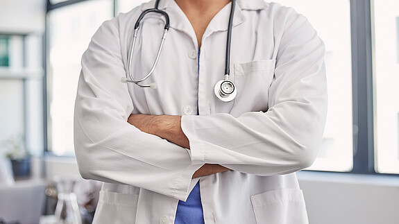 Kern der Krankenhausreform bilden die Umstellung des Finanzierungssystems und der Umbau der Krankenhauslandschaft. healthcare, arms, crossed, medical, man, hands, doctor, hospital, professional, wellness, hand, health, care, surgery, leader, medicine, arm, arms crossed, consulting, leadership, clinic, profession, innovation, trust, expert, medic, consult, people, work, healthy, worker, science, job, support, collaboration, lab, help, doctors, insurance, uniform, confidence, career, research, consultant, stethoscope, check, coat, surgeon, results, checkup