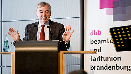 Klaus Dauderstädt auf dem Gewerkschaftstag des dbb Landesbundes Brandenburg Klaus Dauderstädt auf dem Gewerkschaftstag des dbb Landesbundes Brandenburg