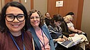 Gruppenfoto von drei Frauen in einem Seminarraum
