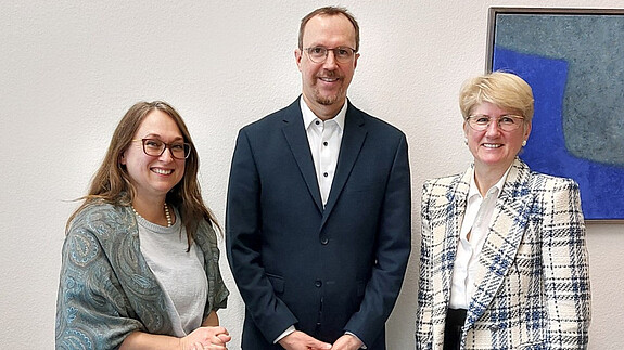 Dr. Christian Järkel, Leiter der Abteilung 1 im Finanzministerium empfängt im März 2024 die Vorsitzende der BBW-Landesfrauenvertretung Heidi Deuschle (rechts) und ihre Stellvertreterin Claudia Grimm zu einem Gedankenaustausch im Finanzministerium.