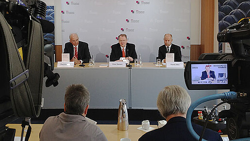 Pressekonferenz zum Kirchhof-Buch: „Deutschland im Schuldensog" Pressekonferenz zum Kirchhof-Buch: „Deutschland im Schuldensog"