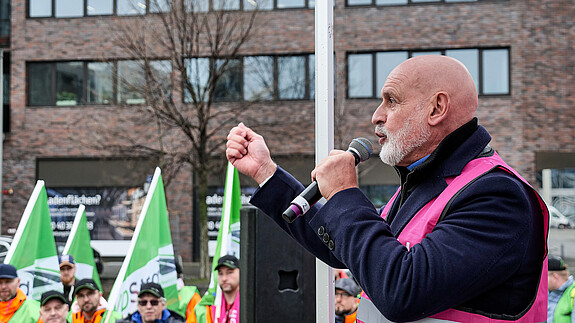Autobahn GmbH: Kundgebung vor Zentrale in Berlin Das Foto zeigt die Demonstration der Beschäftigten der Autobahn GmbH in Berlin.