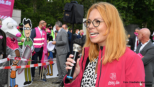 Karoline Herrmann, Vorsitzende der dbb jugend Karo Herrmann bei einer Kundgebung