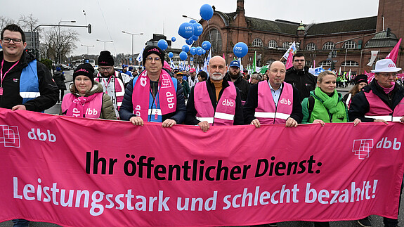Einkommensrunde Hessen: Demo in Wiesbaden Einkommensrunde, Hessen, Tarifverhandlungen, TV H, EKR Hessen