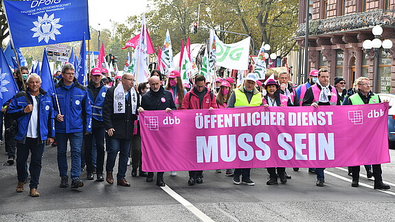Demo Wiesbaden Demonstrierende mit Fahnen und Westen
