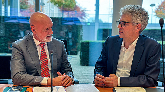 Starker öffentlicher Dienst = starke Wirtschaf Das Foto zeigt dbb-Chef Volker Geyer im Gespräch mit Dr. Stefan Nacke, dem Vorsitzenden der Arbeitnehmergruppe der CDU/CSU-Fraktion im Bundestag.