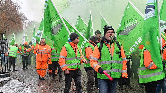 Die dritte Verhandlungsrunde hat begonnen: Zahlreiche Beschäftigte des öffentlichen Dienstes demonstrierten in Potsdam. Einkommensrunde 2023, TdL, Demo Potsdam, Tarifverhandlungen, dritte Runde