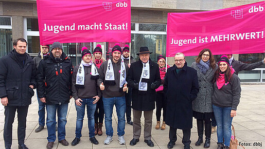 Aktionen im Rahmen der Jungendwoche vor den Finanzministerium des Saarlandes Aktionen im Rahmen der Jungendwoche vor den Finanzministerium des Saarlandes.