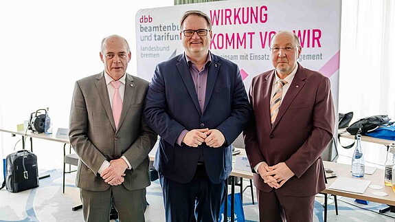 Schmitt: „Der öffentliche Dienst liefert!“ Das Foto zeigt Olaf Wietschorke, Vorsitzender dbb bremen, Bürgermeister und Finanzsenator Björn Fecker und Heini Schmitt, Fachvorstand Beamtenpolitik und stellvertretender Vorsitzender des dbb.