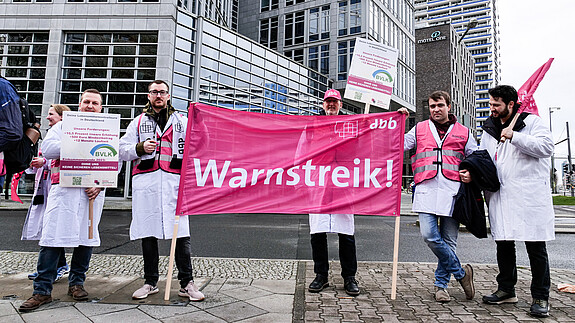 Lebensmittelkontrolleure protestieren vor der VKA-Geschäftsstelle in Berlin Lebensmittelkontrolleure protestieren vor der VKA-Geschäftsstelle in Berlin